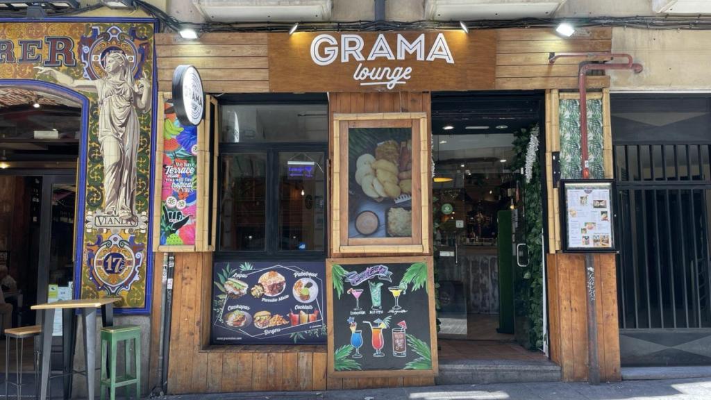 Exterior de GramaBar, en la calle de la Cruz 19, donde nadie se pensaría que se esconde en su interior una playa.