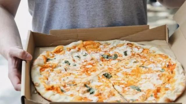 A la izquierda, el enfermero Jorge Ángel de TikTok explicando por qué no hay que hacerlo.