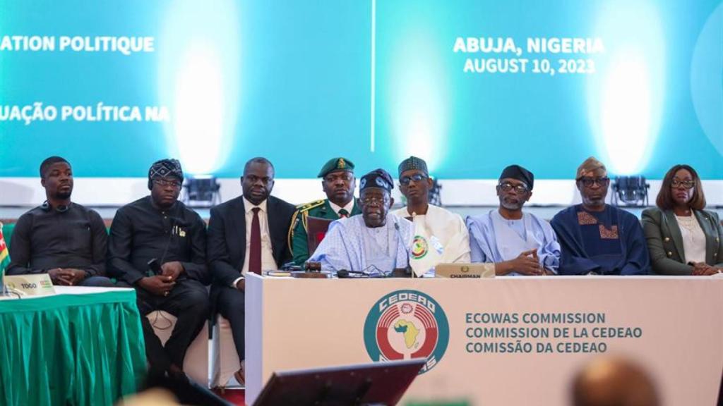 El presidente de Nigeria, Bola Ahmed Tinubu, (C), y los líderes de la Comunidad Económica de los Estados de África Occidental reunidos en Nigeria. 10 de agosto de 2023.
