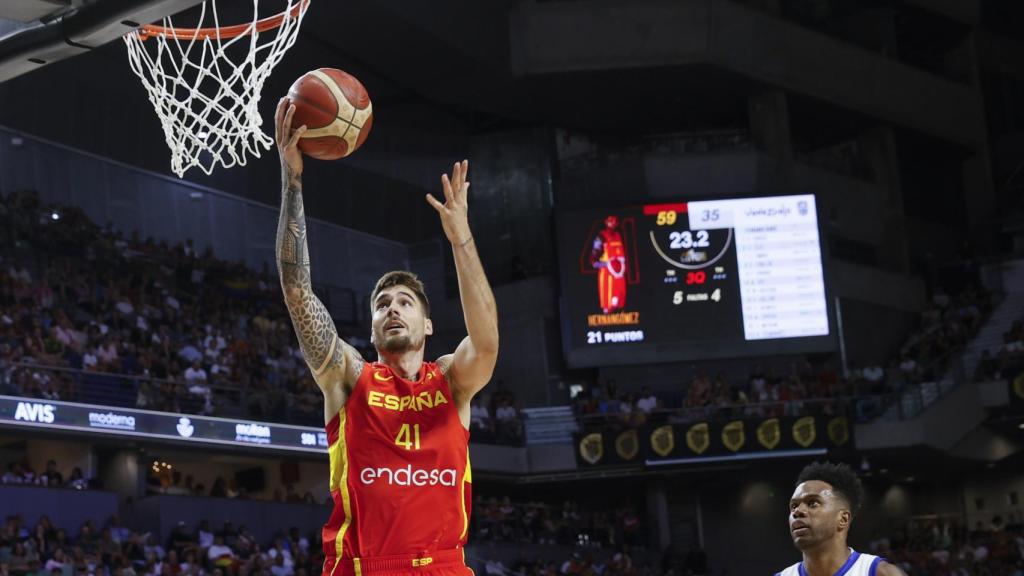 Juancho Hernángomez lanza a canasta.