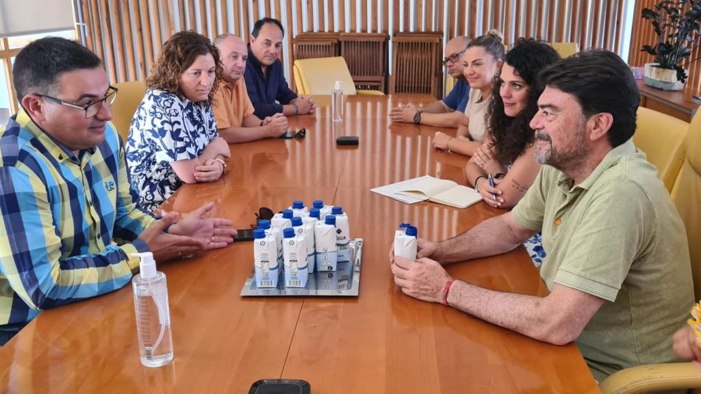 Reunión entre el equipo municipal encabezado por el alcalde Luis Barcala y el nuevo presidente de la Hogueras de Alicante, David Olivares.