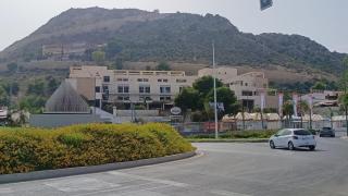 Hotel paralizado en la falda de la Serra Grossa, en la Isleta de la Albufereta de Alicante.