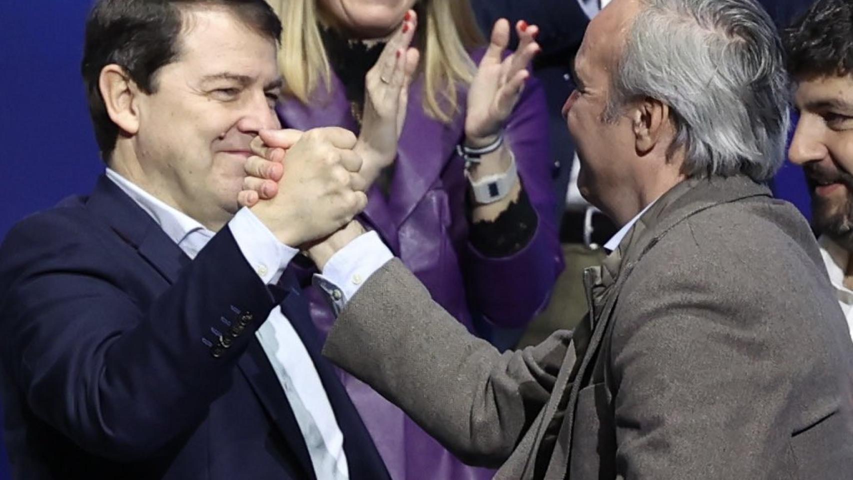 Fernández Mañueco se saluda con Jorge Azcón en una foto de archivo