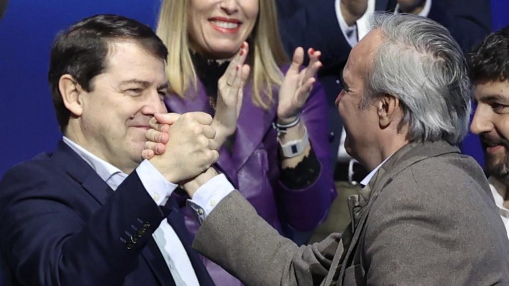 Fernández Mañueco se saluda con Jorge Azcón en una foto de archivo