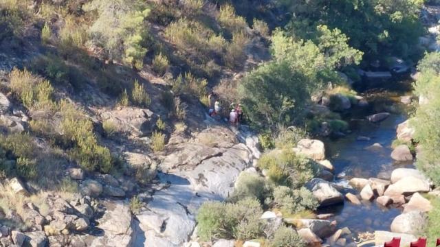 Imagen del rescate de la mujer ciclista