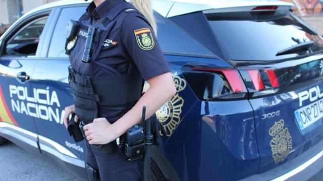 Agente de la Policía Nacional durante un servicio