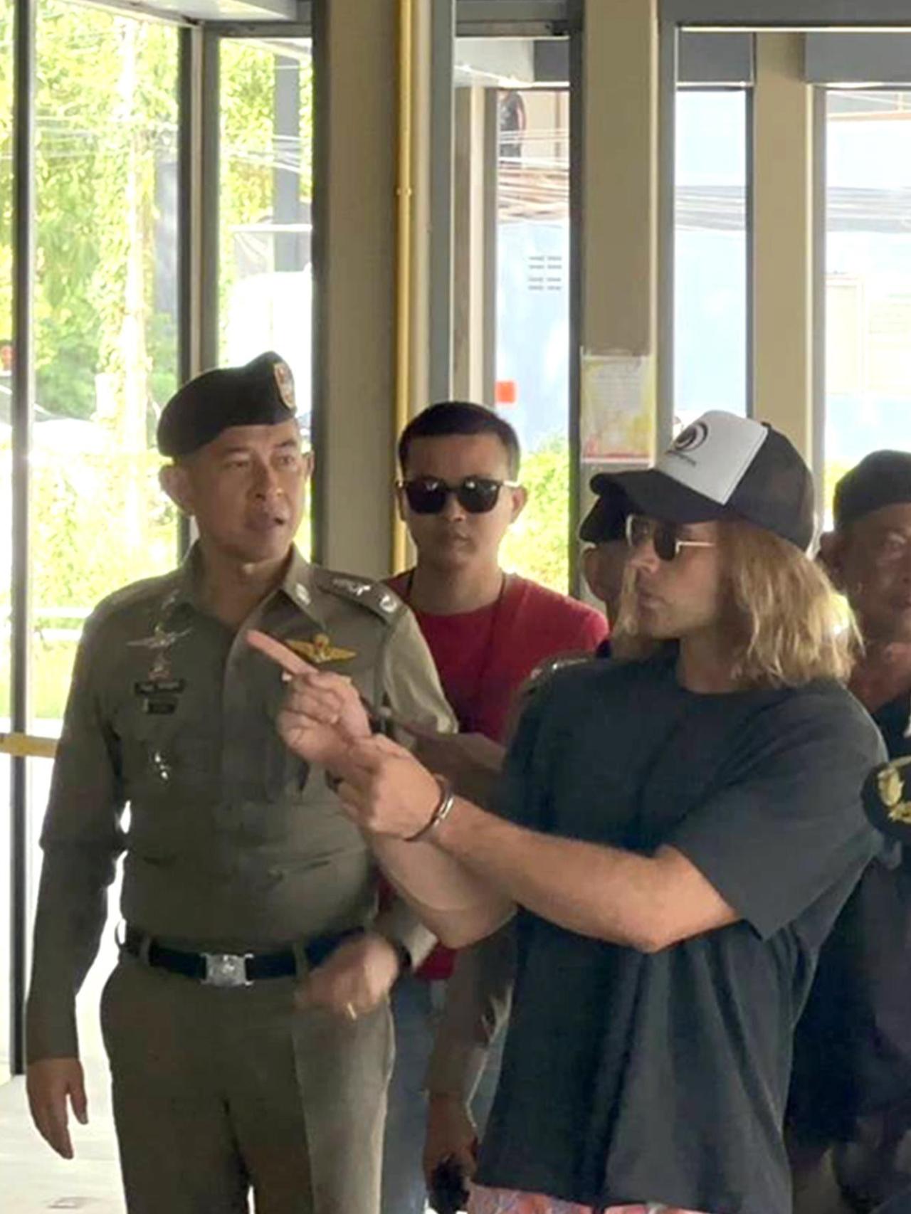 Daniel Sancho junto a las autoridades tailandesas, reconstruyendo los hechos.