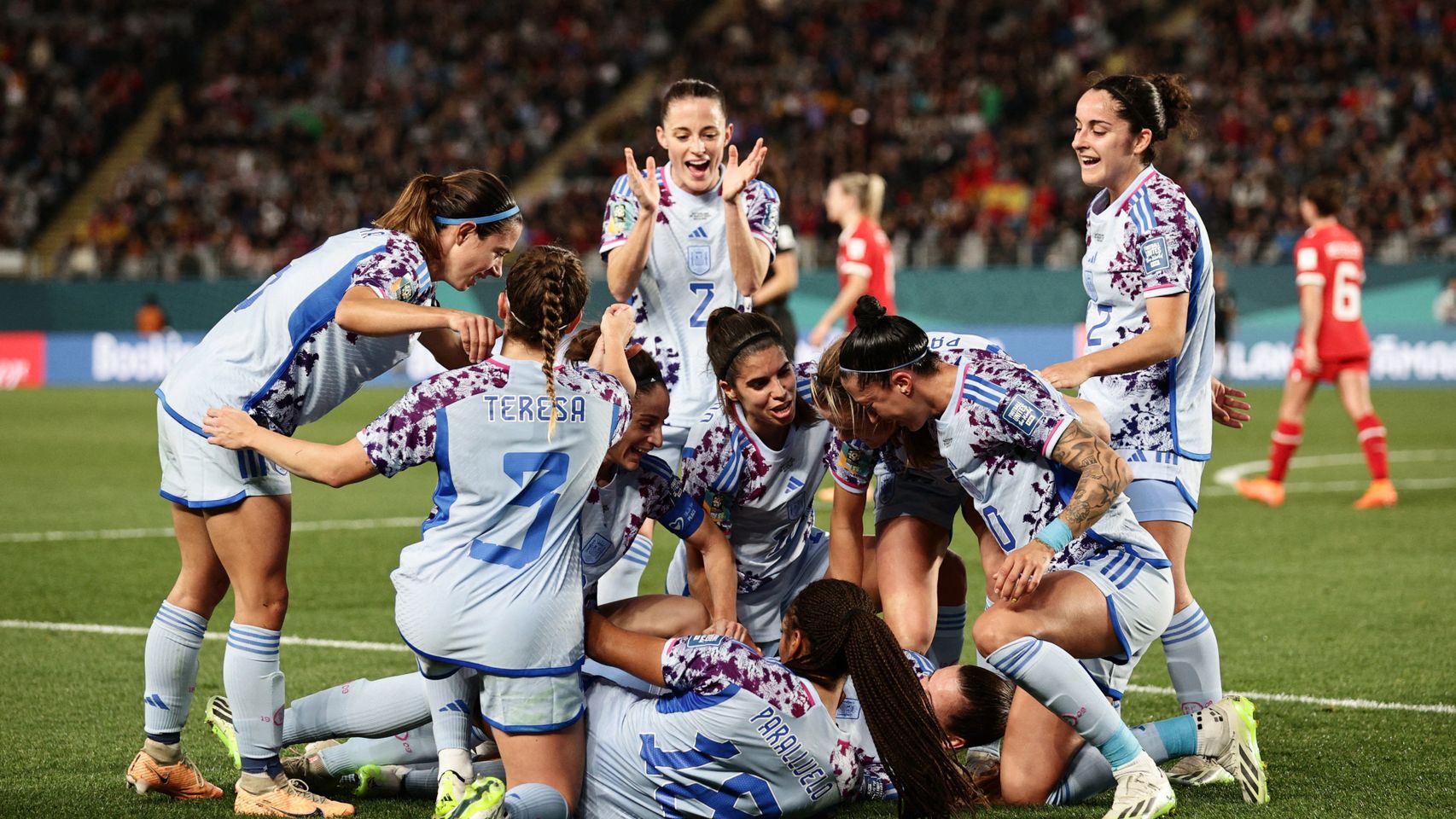 Las jugadoras de la selección española se abrazan tras marcar un gol.