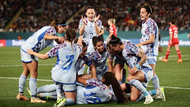 Las jugadoras de la selección española se abrazan tras marcar un gol.