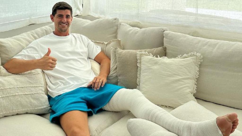 Courtois posa con su pierna izquierda totalmente vendada.