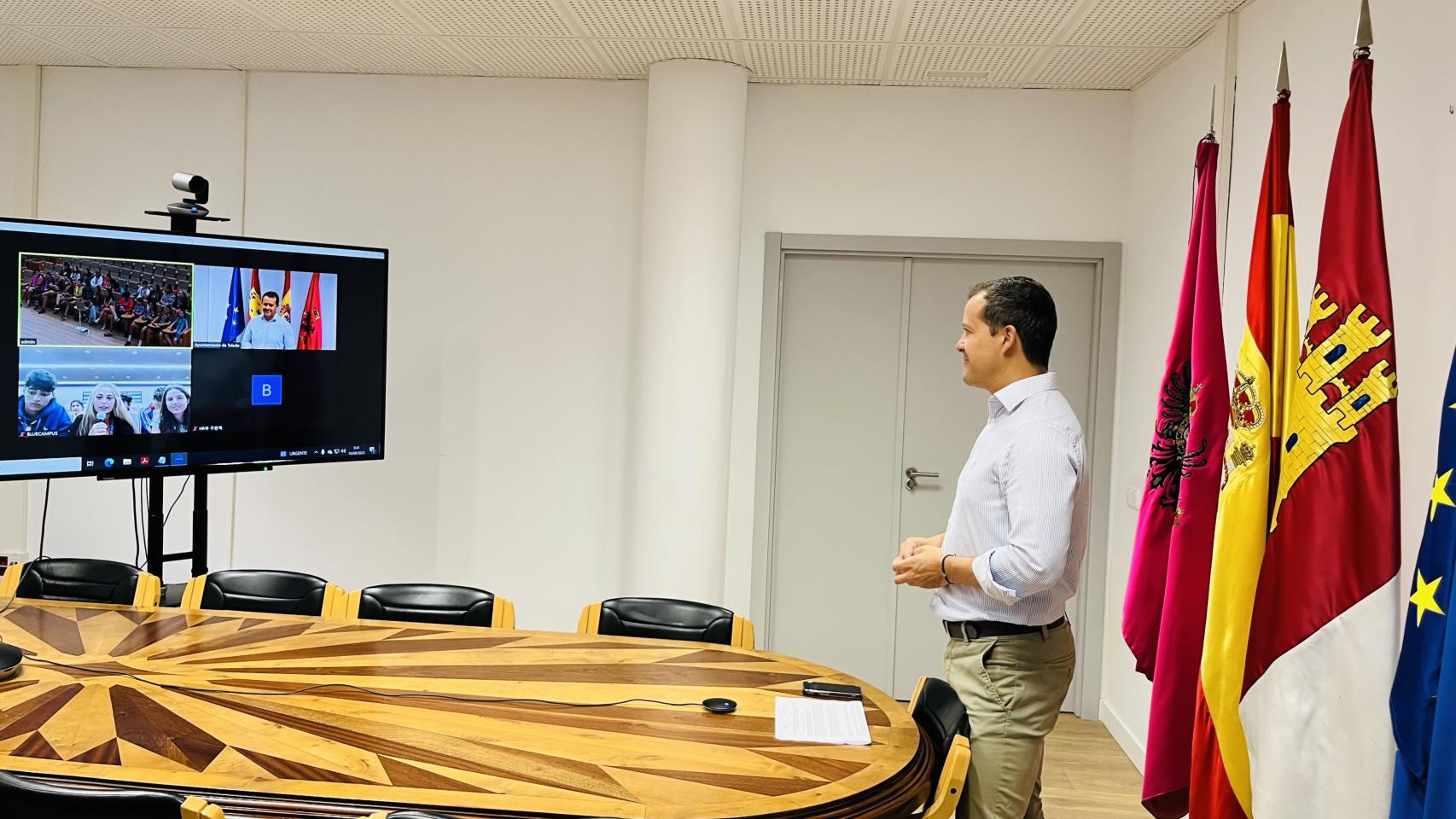 Carlos Velázquez conversa por videollamada con los jóvenes afectados por el tifón