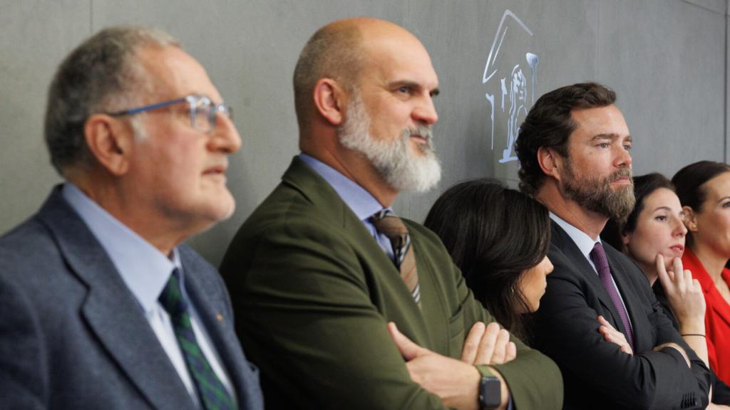 Juan Luis Steegmann, Víctor Sánchez Real e Iván Espinosa de los Monteros en una comparecencia pública.