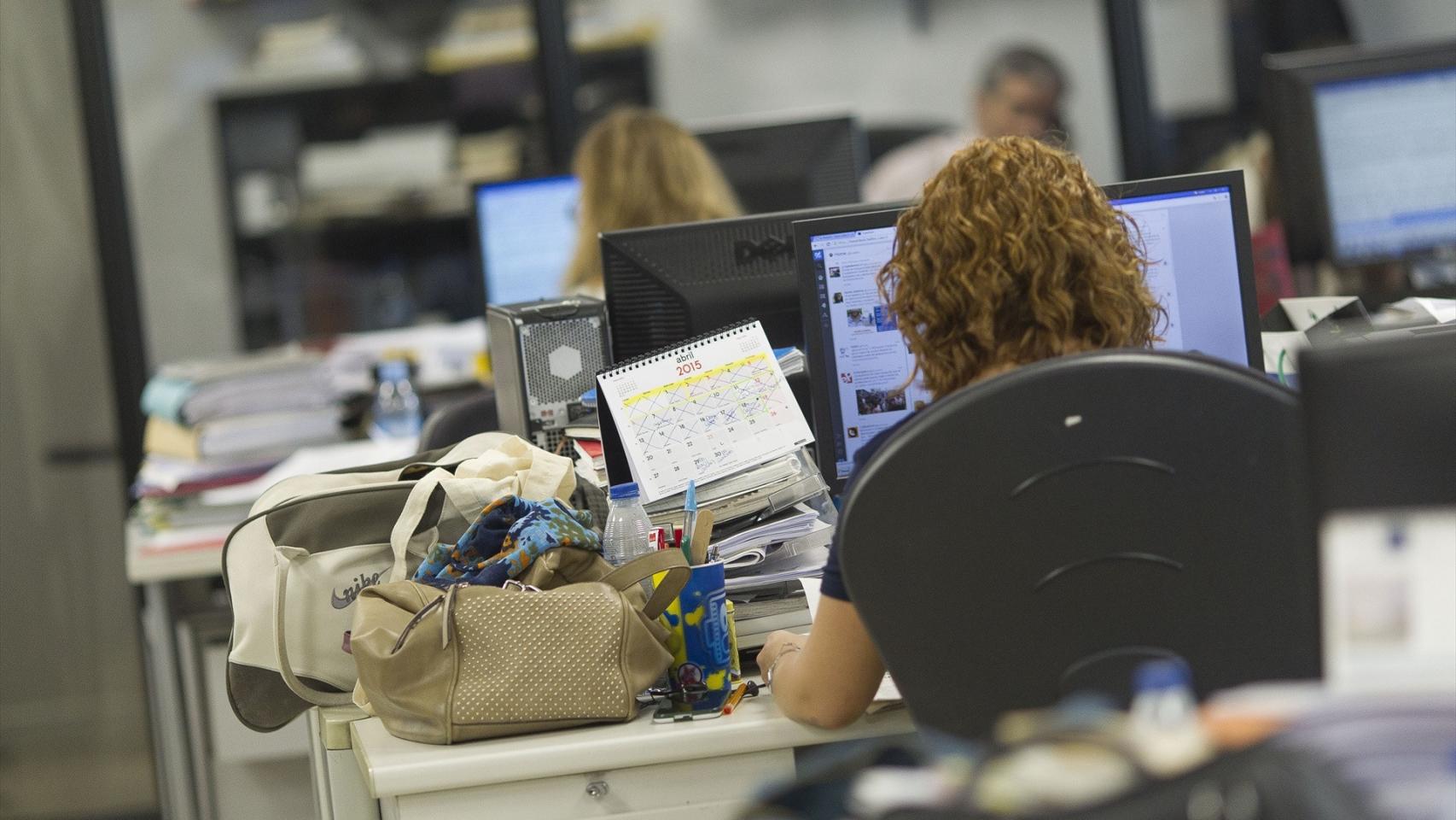 Trabajadoras en una oficina.