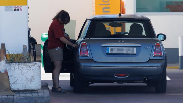 Una mujer carga de combustible su vehículo, en Madrid.