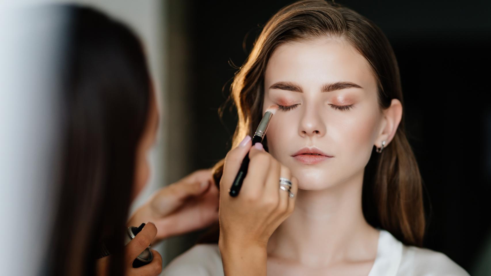 Mujer maquillándose