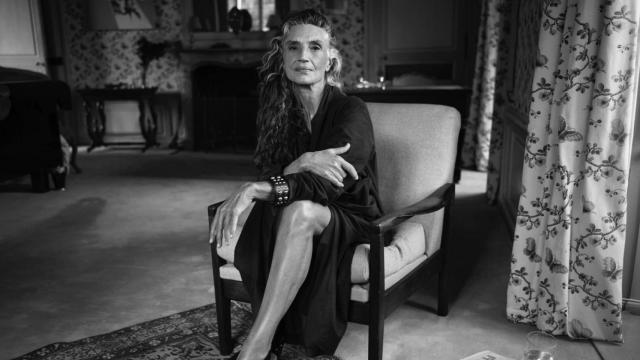 La actriz Ángela Molina posa con algunas de las prendas de la nueva colección de Zara.