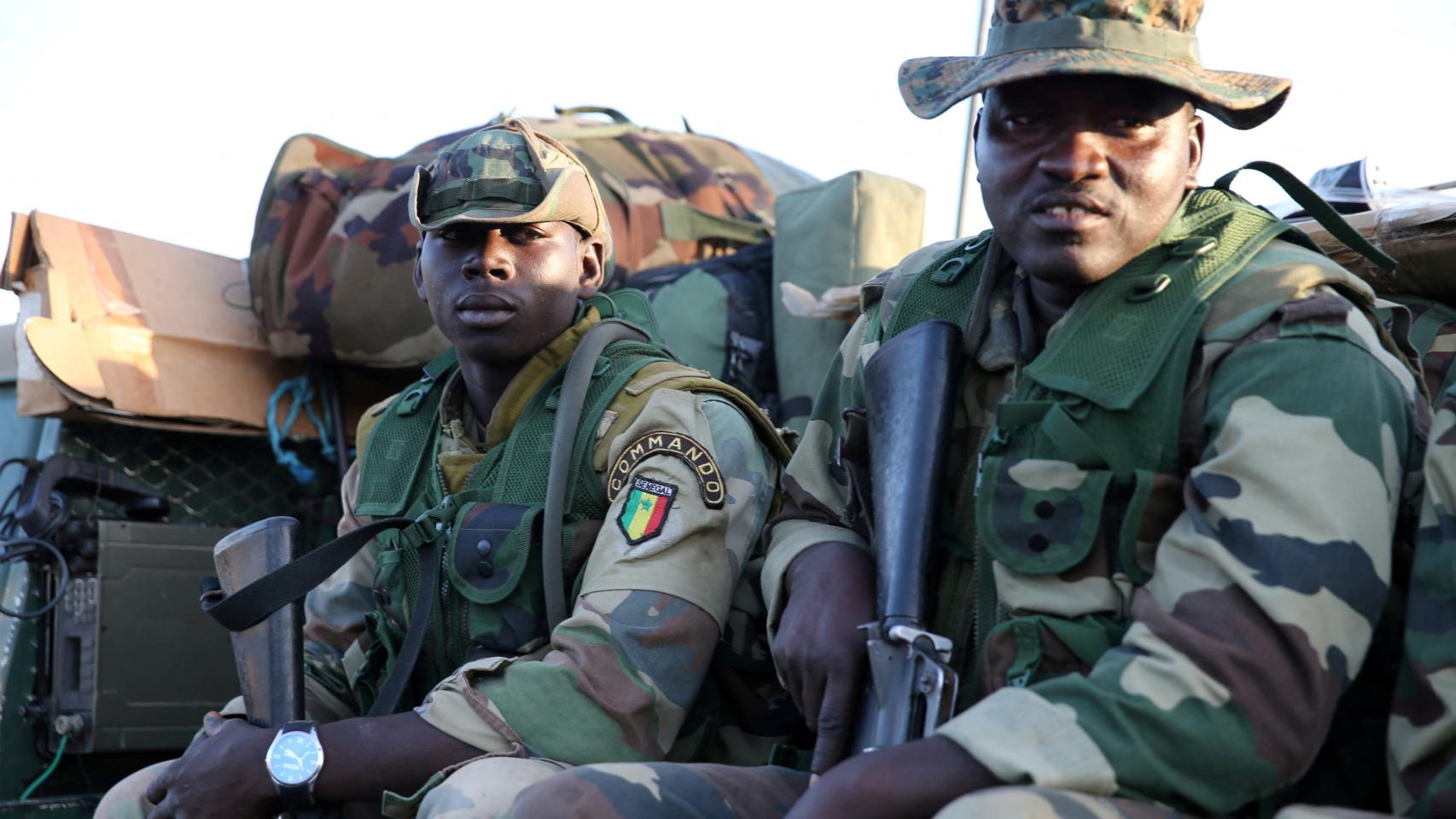 Miembros de la fuerza regional de la Cedeao de Senegal en el puesto de control de Denton en Banjul, Gambia, el 22 de enero de 2017. Foto de archivo.