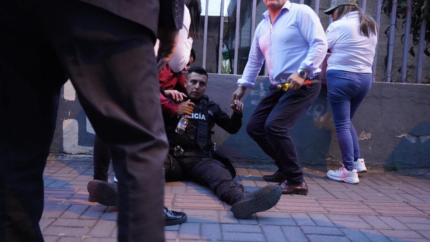 Un policía herido tras el asesinato del candidato Fernando Villavicencio, el miércoles en Quito.
