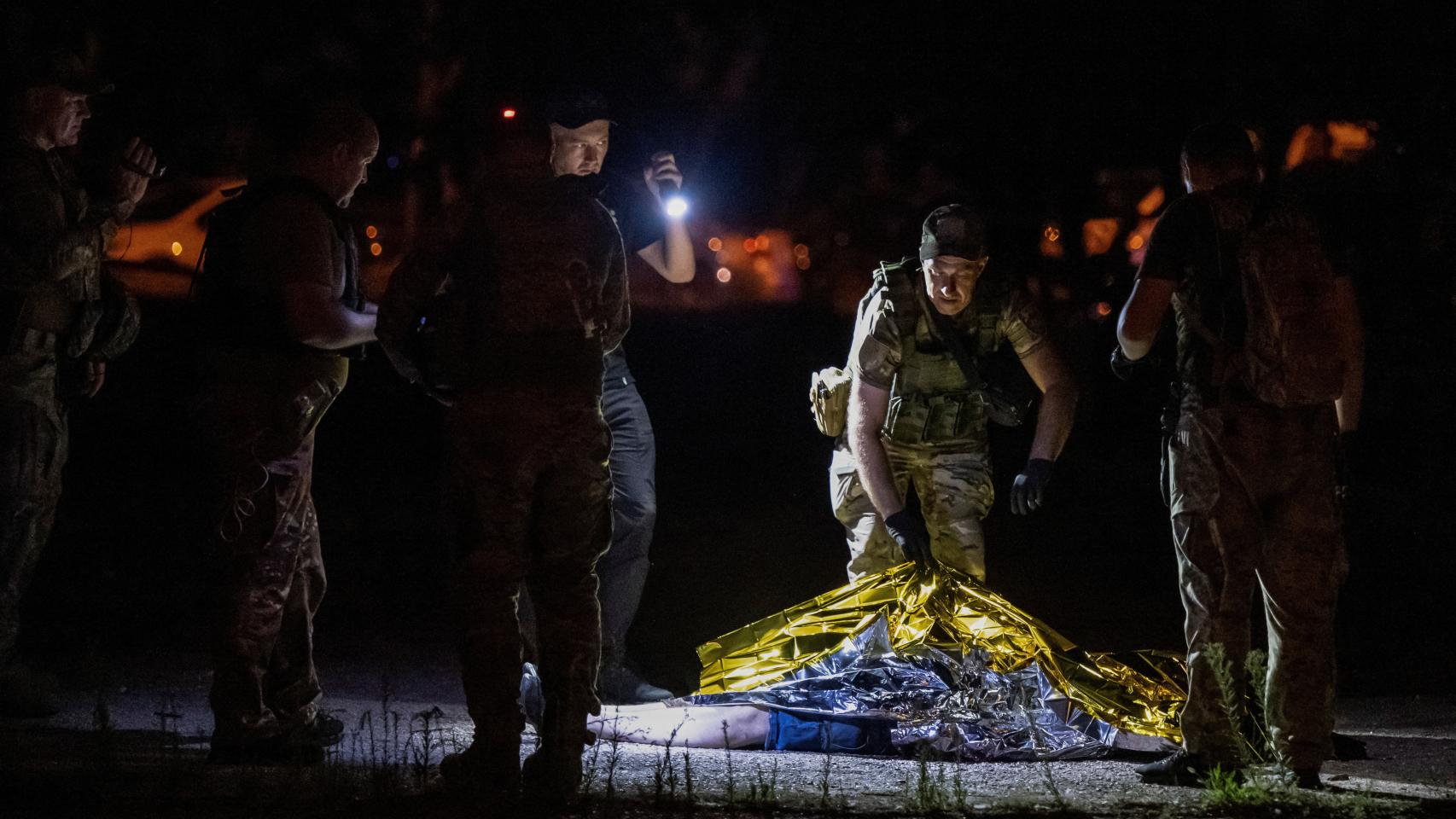 Tapan un cadáver en Zaporiyia.