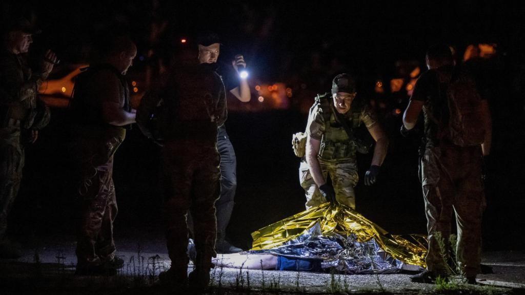 Tapan un cadáver en Zaporiyia.