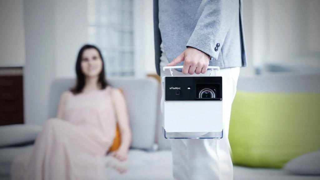 El proyector P1000 cuenta con un asa para transportarlo fácilmente