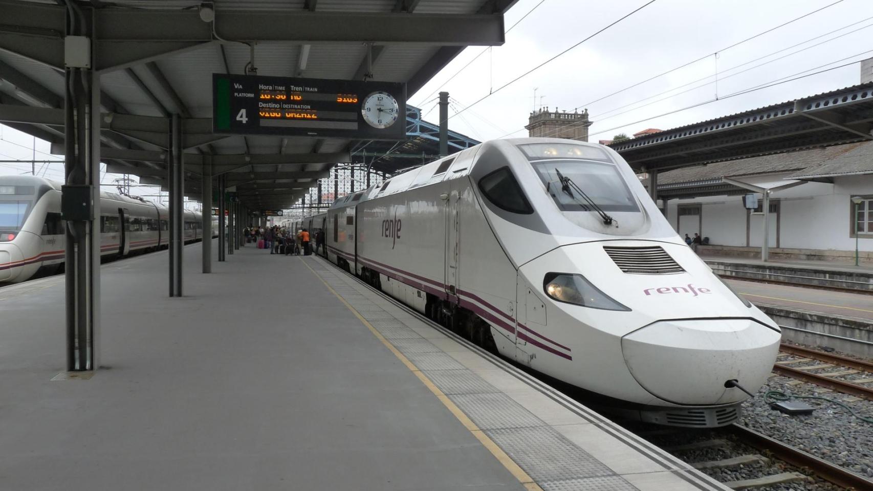 Un Alvia moderno en la estación de Santiago