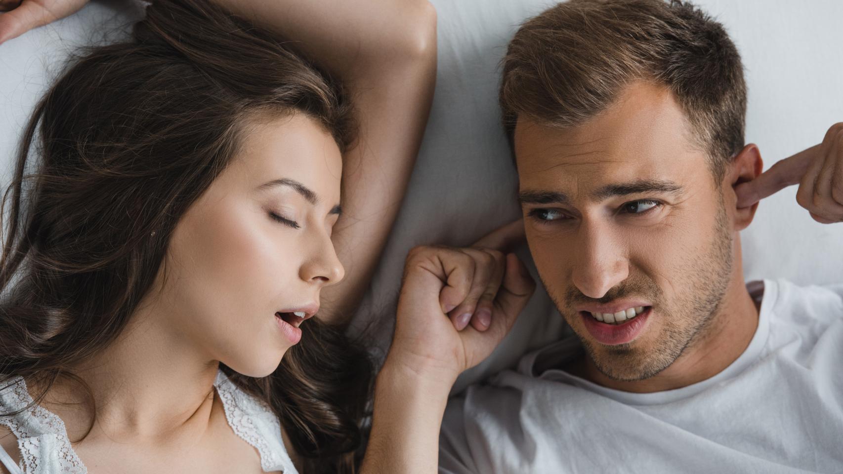 Mujer roncando que no deja dormir a un hombre. Foto: iStock.