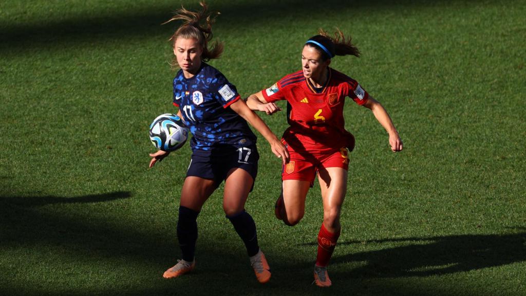 Victoria Pelova y Aitana Bonmatí, en una acción del juego