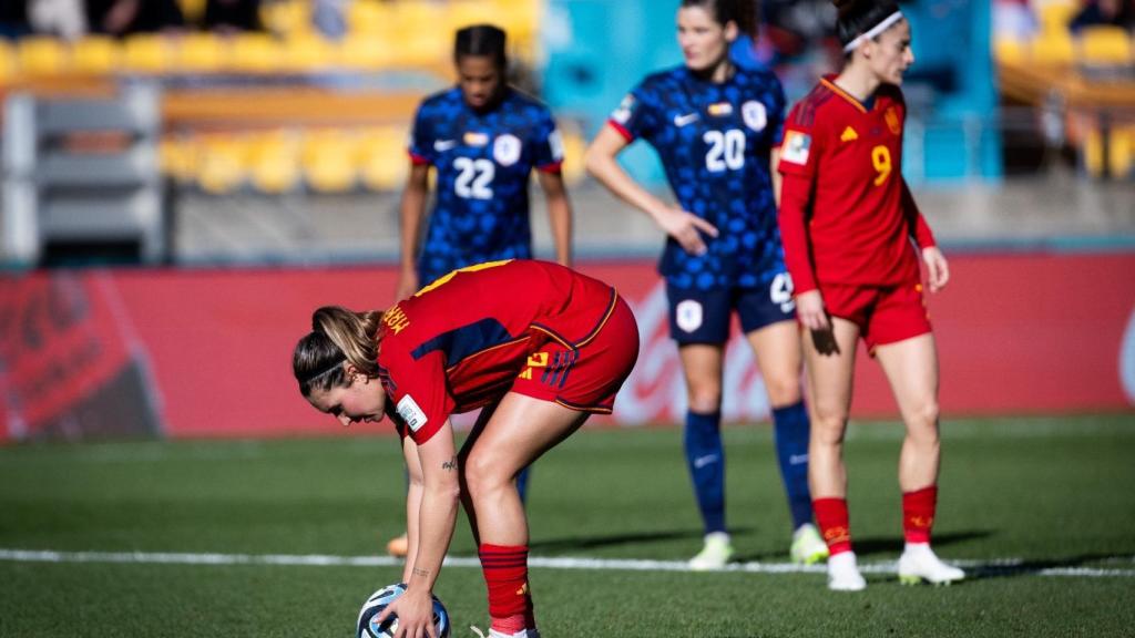 Mariona Caldentey coloca el balón antes de lanzar el penalti