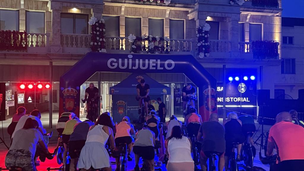 La plaza Mayor de Guijuelo ha sido escenario de una Masterclass nocturna de bike