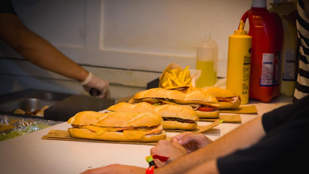 Unos bocadillos en la zona gastronómica.