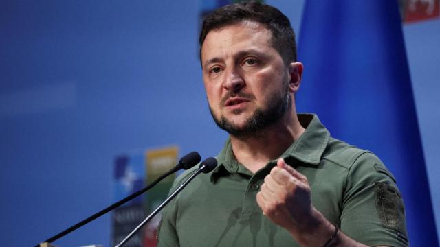Volodímir Zelenski en una rueda de prensa durante la cumbre de la OTAN en Vilna, Lituania, el 12 de julio de 2023.