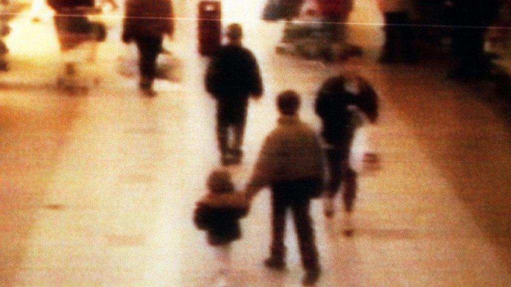 James Bulger en la famosa fotografía de archivo de la cámara de seguridad que captó su secuestro.