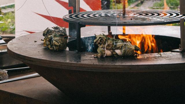Codornices rellenas asadas en hojas de vid, una receta para hacer en barbacoa