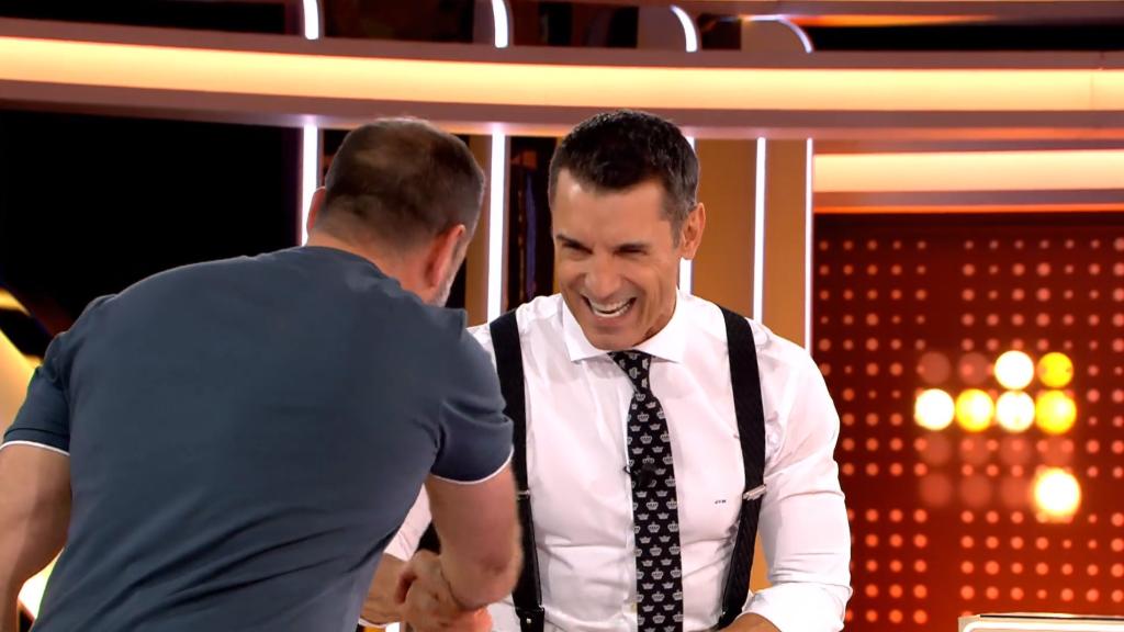 Jesús Vázquez estrecha la mano del policía vallisoletano durante el programa '¡Allá tú!'