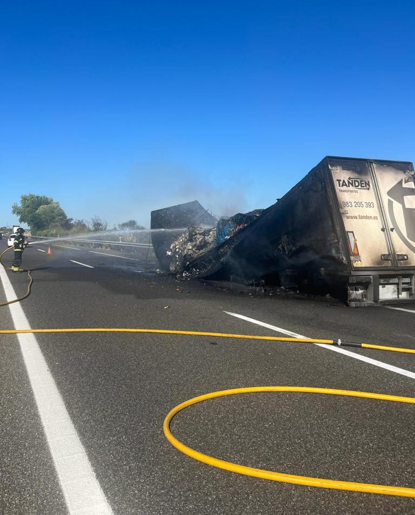 Camión incendiado en la A-62