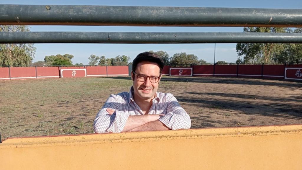 Ignacio de Hoces posa en una escuela de equitación