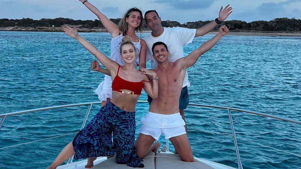 Álex González y Alejandra Onieva en el barco con dos amigos.
