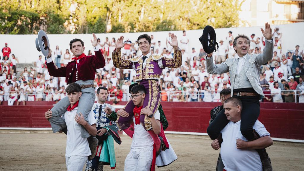 Los rejoneadores Pablo y Guillermo  Hermoso de Mendoza y su hijo, a los lados, saliendo por la puerta grande con un torero.