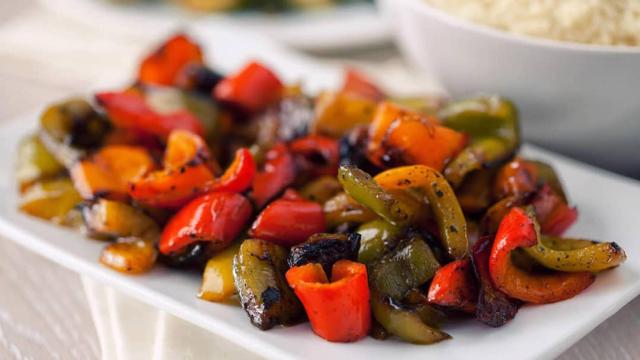 Un plato con pimientos de distintos tipos.