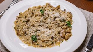 risotto-champinones-adornado-parmesano-rallado-perejil