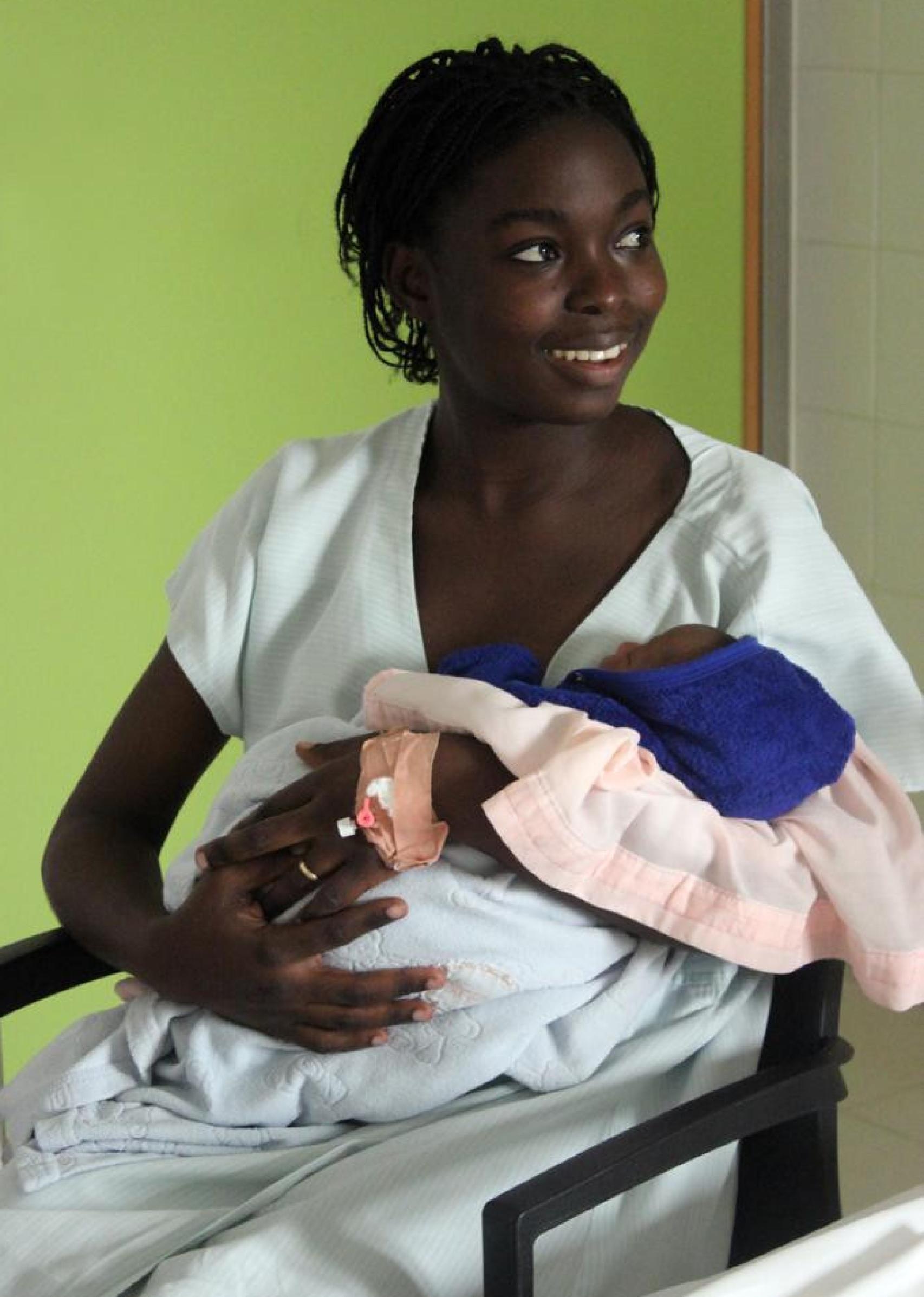 Madre junto a su bebé.