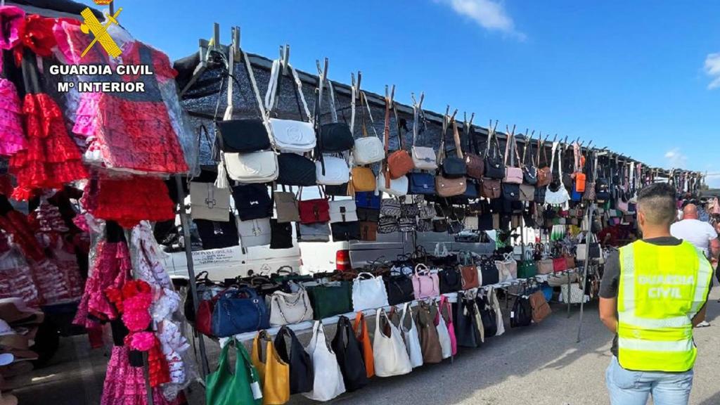 Prendas falsificadas y vendidas en el mercadillo de Moraira.