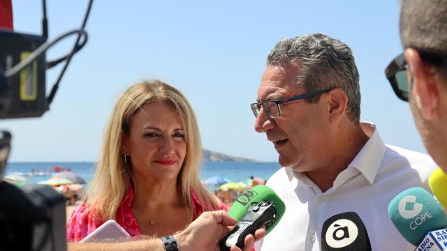 La consellera Nuria Montes y el alcalde de Benidorm, Toni Pérez, esta mañana.