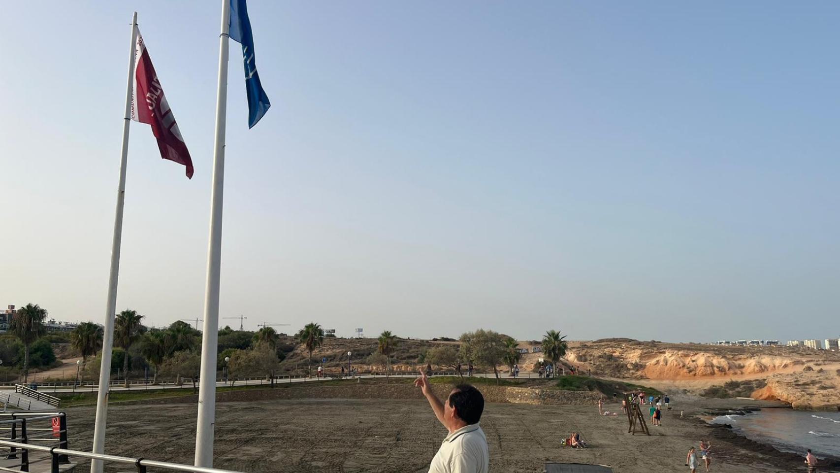 Izado de la bandera azul en Cala Mosca de Orihuela.