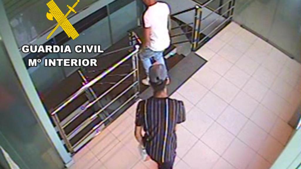 Dos de los supuestos ladrones captados por las cámaras