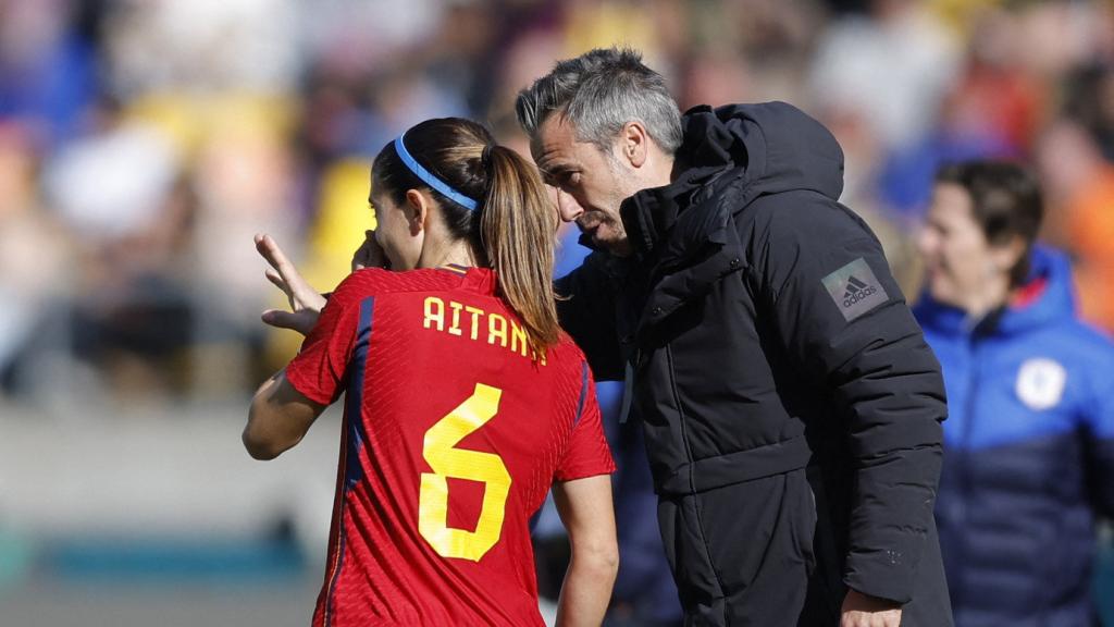 Jorge Vilda y Aitana Bonmatí hablan durante el España - Países Bajos