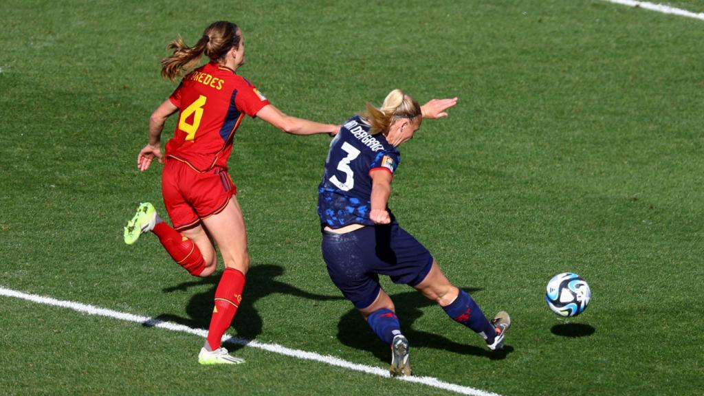 Stefanie van der Gragt marca a España en el tiempo de descuento