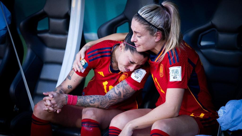 Jenni Hermoso es consolada en el banquillo por Alexia Putellas.