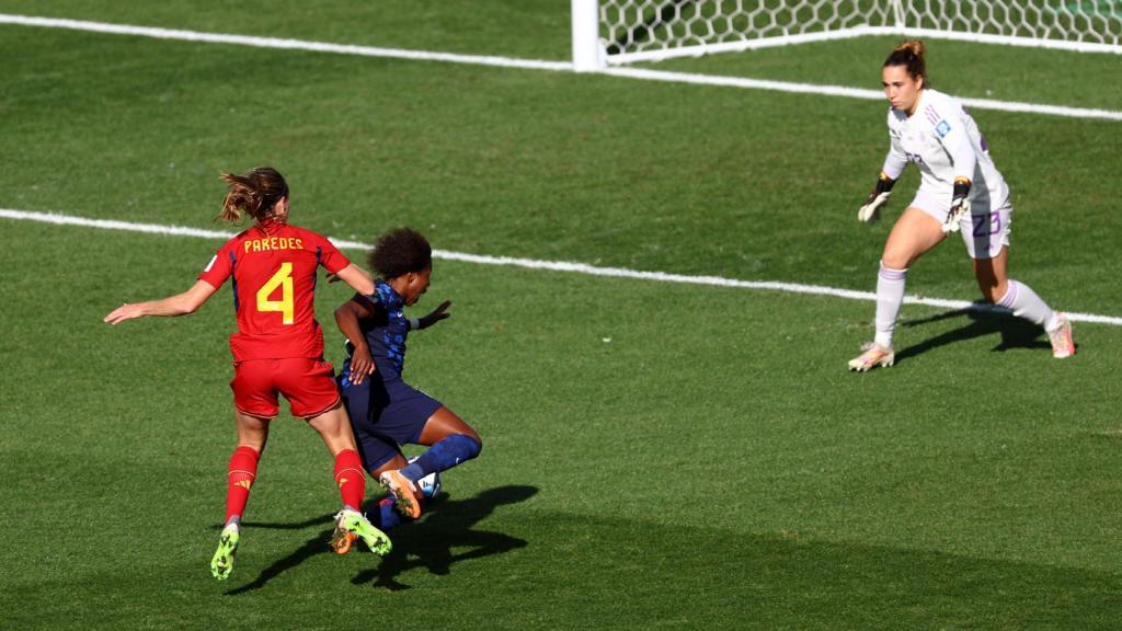 Irene Paredes carga a Lineth Beerensteyn dentro del área de España